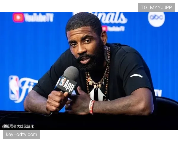 刷到凯里·欧文晒的客厅，我家沙发被现场教育了