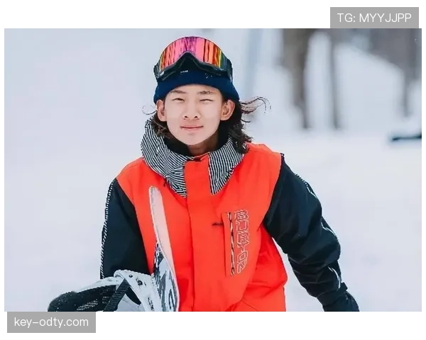 苏翊鸣居然穿球鞋逛街？我还以为滑雪冠军人设能hold住高冷狂拽呢！